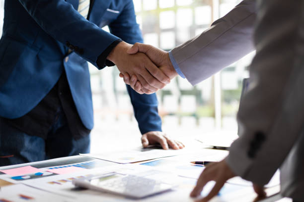 two persons shaking hand